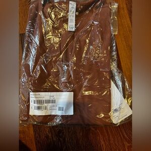 Alo yoga ribbed cropped savy short sleeve in rust